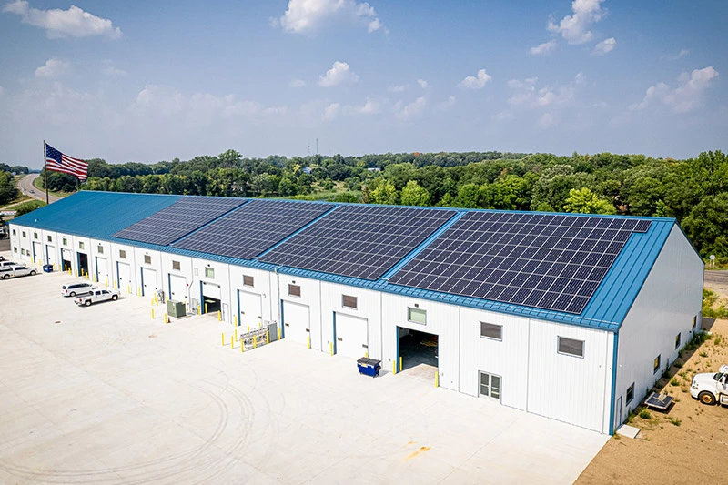 A large building with many loading bays and a 200 kW rooftop solar array built by Blue Horizon Energy